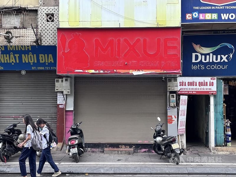 蜜雪2018年進入越南市場，親民的價格吸引了大量學生和年輕消費者，然而自去年上半年以來，悄悄關閉多家門市。河內一間在學校周邊的蜜雪門市歇業，業界人士表示，與消費市場轉變有關。中央社記者曾婷瑄河內攝115年4月24日&nbsp;&nbsp;&nbsp;圖：中央社提供