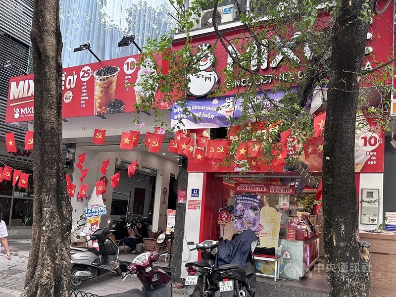 部分越南蜜雪店面也進行調整，如在一旁增加座位區，改變座位少且不適合久坐的設計，增加消費者體驗感受。中央社記者曾婷瑄河內攝115年4月24日&nbsp;&nbsp;&nbsp;圖：中央社提供