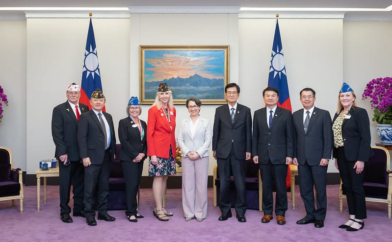  蕭美琴接見「美國海外作戰退伍軍人協會魏眸娥（Carol Whitmore）總會長」。 圖：總統府提供 