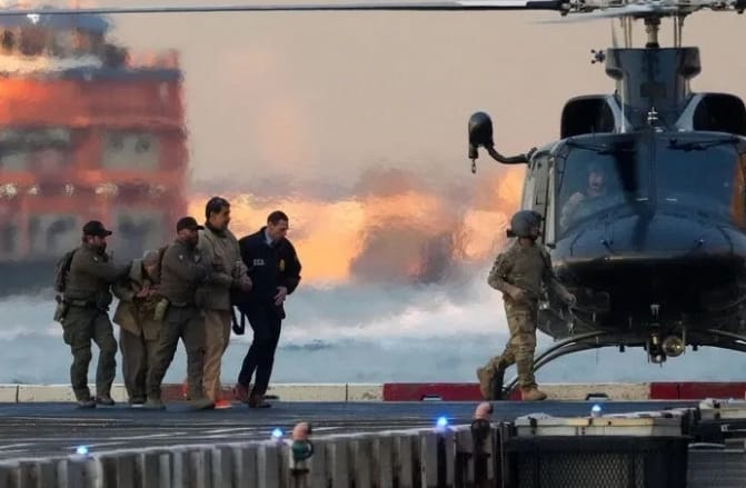 委內瑞拉前總統馬杜洛被美軍押送前往紐約法庭。&nbsp;&nbsp;&nbsp;圖 : 翻攝自新華網