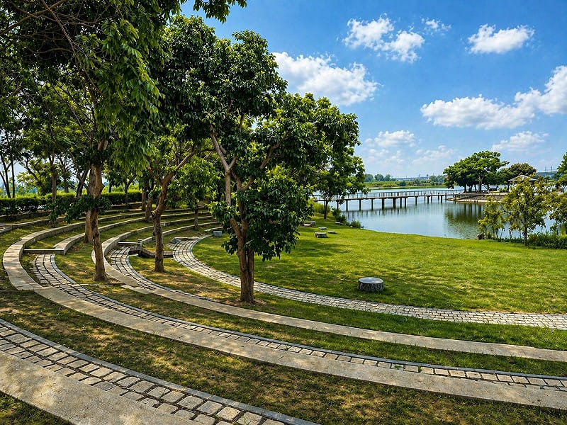 台南擁有豐富埤塘資源，是重要的休憩與文化資產。本工程除優化整體環境外，並新增地景遊憩區、水岸座階，全面更新環埤步道，此為北埤階梯廣場。&nbsp;&nbsp;&nbsp;圖：臺南市政府觀光旅遊局／提供