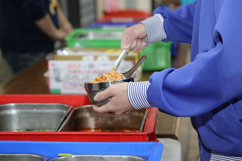 基隆市議長童子瑋過去兩週展開密集校園視察，走訪多所中小學深入了解供餐現狀。&nbsp;&nbsp;&nbsp;圖：童子瑋辦公室/提供