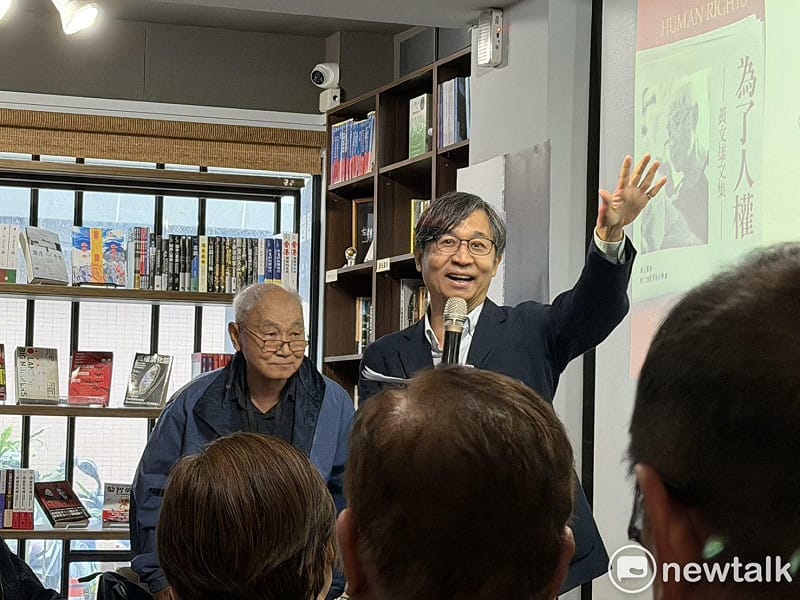  四二四刺蔣行動者、總統府前國策顧問黃文雄與東吳大學政治系教授陳俊宏。 圖：高逸帆／攝 