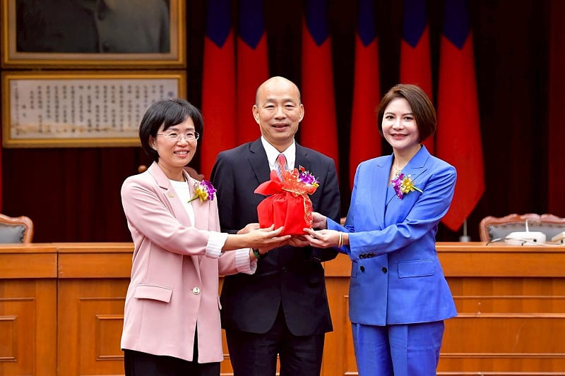 立法院厚生會今（24日）舉行「第34屆會長交接典禮」，立法院長韓國瑜監交，缷任會長是蘇巧慧委員（左），新會長是陳菁徽委員（右）。&nbsp;&nbsp;&nbsp;圖：行政院提供