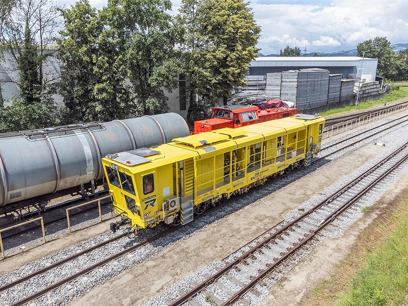 軌道動態穩定車主要用於鐵路維修工程，是砸道車進行完道碴（碎石）整理後，緊接著對軌道進行「穩定與壓實」的專用車輛。&nbsp;&nbsp;&nbsp;圖：台鐵公司／提供
