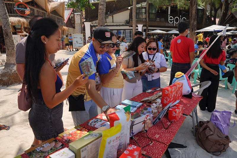 台南市長黃偉哲前往菲律賓首個省級姊妹市——阿克蘭省，向米拉弗洛斯省長表達建省70週年的祝賀。適逢該省知名觀光景點長灘島舉辦大型觀光活動，黃偉哲也把握國際人潮匯聚時機，站上第一線推廣台南，「下一站台南」成為現場最吸睛焦點。&nbsp;&nbsp;&nbsp;圖：台南市政府提供