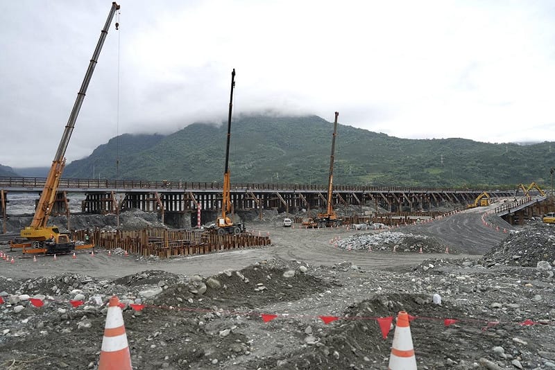 花蓮馬太鞍溪橋梁復建進度已達20%，預計民國115年12月底可完成北上線橋梁，先供雙向通車。&nbsp;&nbsp;&nbsp;圖：行政院提供
