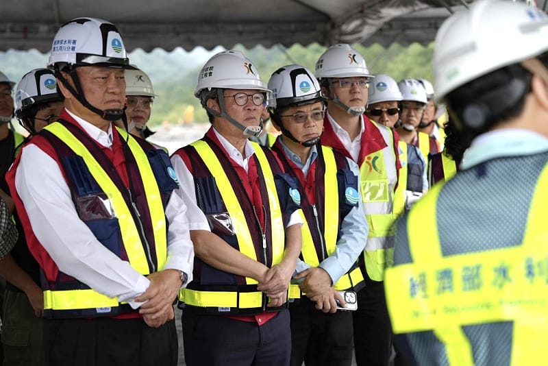 行政院政務委員季連成、陳金德偕同相關機關視察「馬太鞍溪堤防復建與導流堤興建」、「台9線馬太鞍溪橋工程」及「市區排水系統清淤情形」。&nbsp;&nbsp;&nbsp;圖：行政院提供