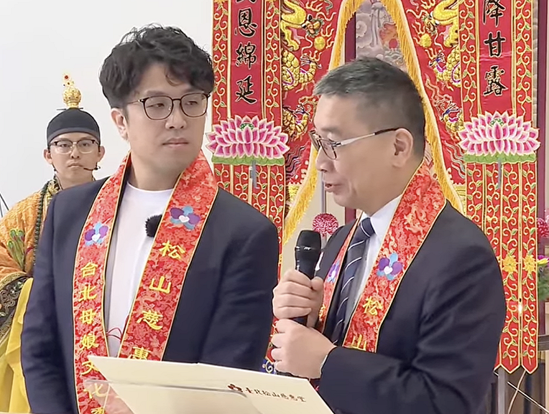 民進黨秘書長徐國勇致詞時特別把立委沈伯洋(左)拉到台上&nbsp;&nbsp;&nbsp;圖：翻拍自慈惠宮直播