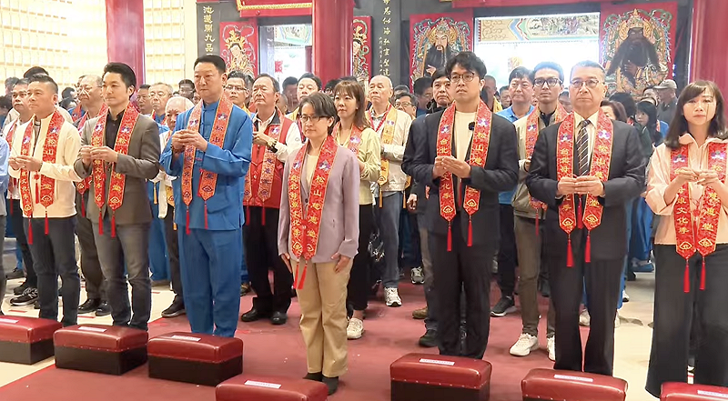 松山慈惠宮繞境起駕活動，副總統蕭美琴祭拜時沒有拿香&nbsp;&nbsp;&nbsp;圖：翻拍自慈惠宮直播