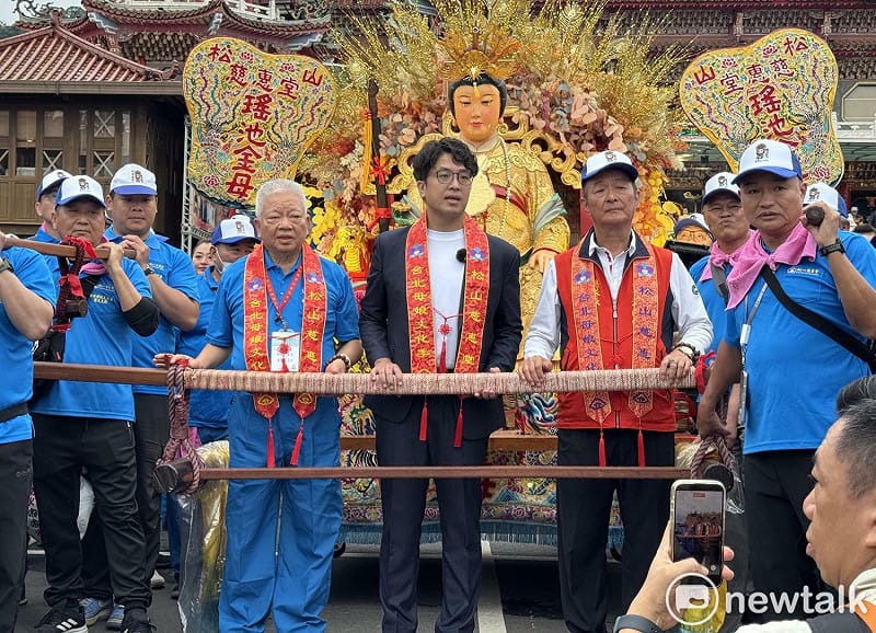 民進黨立委沈伯洋(中)25日參與松山慈惠堂繞境起轎活動&nbsp;&nbsp;&nbsp;圖：林朝億/攝