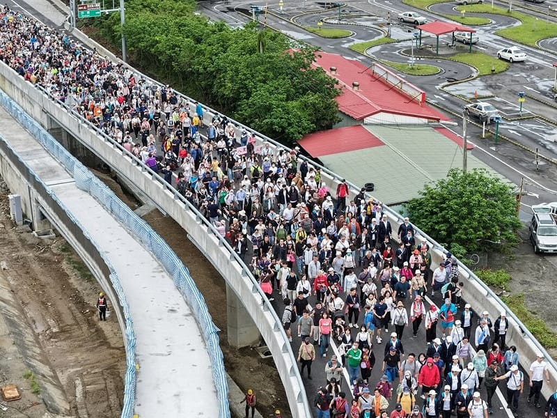新北市府民政局25日舉辦淡江大橋通車前健行暖身活動，圖為空拍照片，綿延的隊伍形成人龍，相當壯觀。&nbsp;&nbsp;&nbsp;圖 : 新北市府民政局/提供