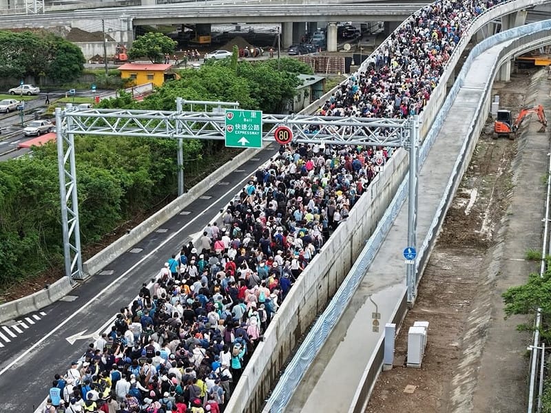 新北市府民政局25日舉辦淡江大橋通車前健行暖身活動，吸引綿延的人龍上橋。圖為健行民眾以雙腳體驗重大公共建設。&nbsp;&nbsp;&nbsp;圖 : 新北市府民政局/提供