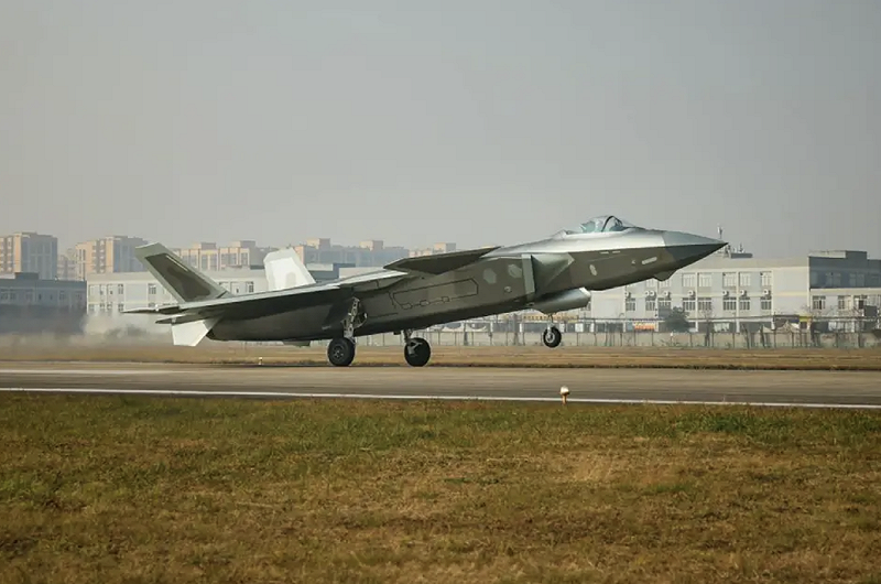 解放軍殲-20面臨的最大挑戰之一是動力系統。初期量產型號采用俄羅斯AL-31FM2引擎，後期換裝基於四代機平台改進的國產渦扇-10C引擎。&nbsp;&nbsp;&nbsp;圖：翻攝自 零度Military