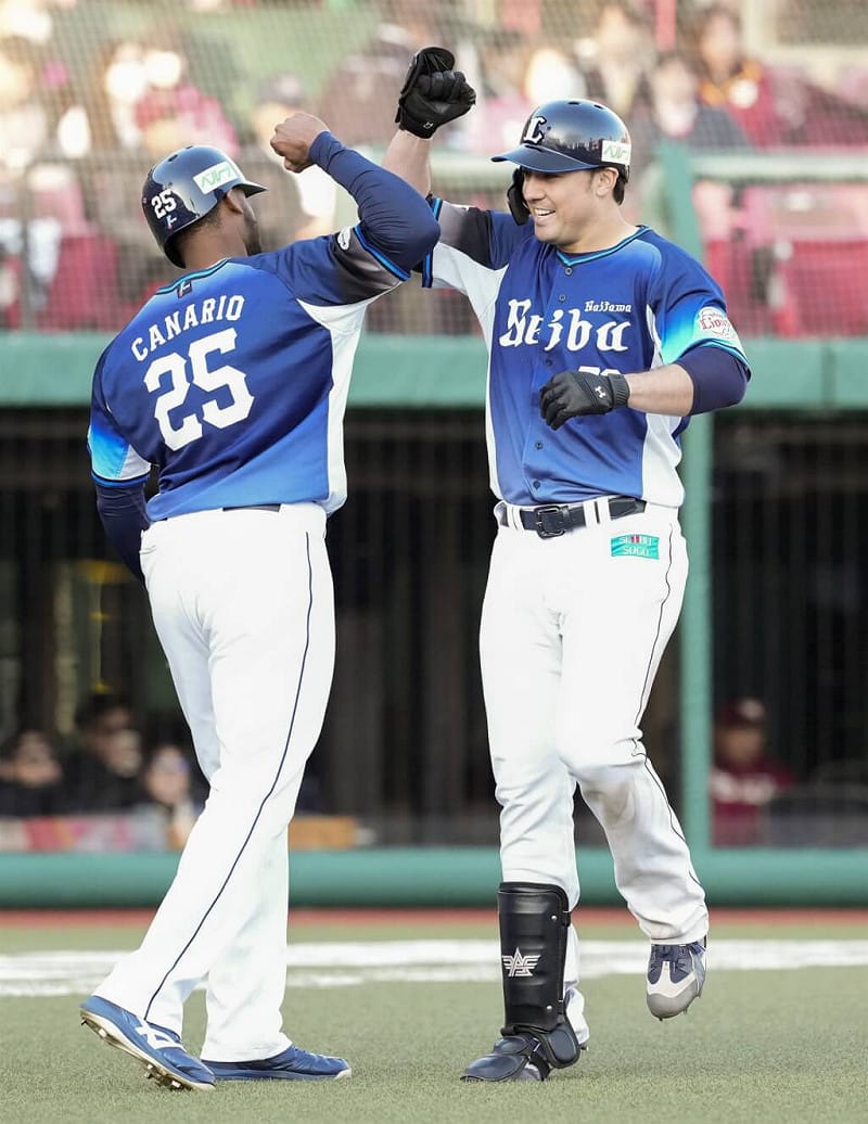 林安可（右）擊出全壘打後與隊友擊肘慶祝。（共同社）&nbsp;&nbsp;&nbsp;