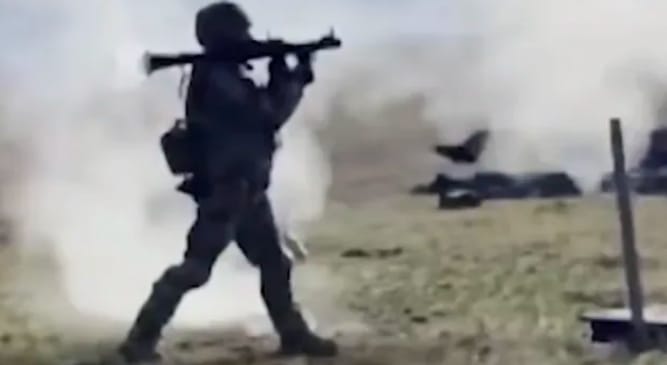  烏軍向俄軍發射砲彈。 圖 : 翻攝自 環球戰略解讀 