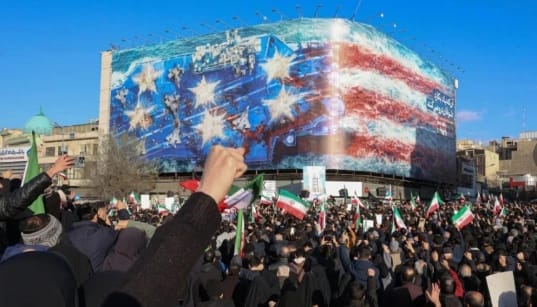 伊朗民眾上街頭，抗議美軍的轟炸。&nbsp;&nbsp;&nbsp;圖 : 翻攝自新華網