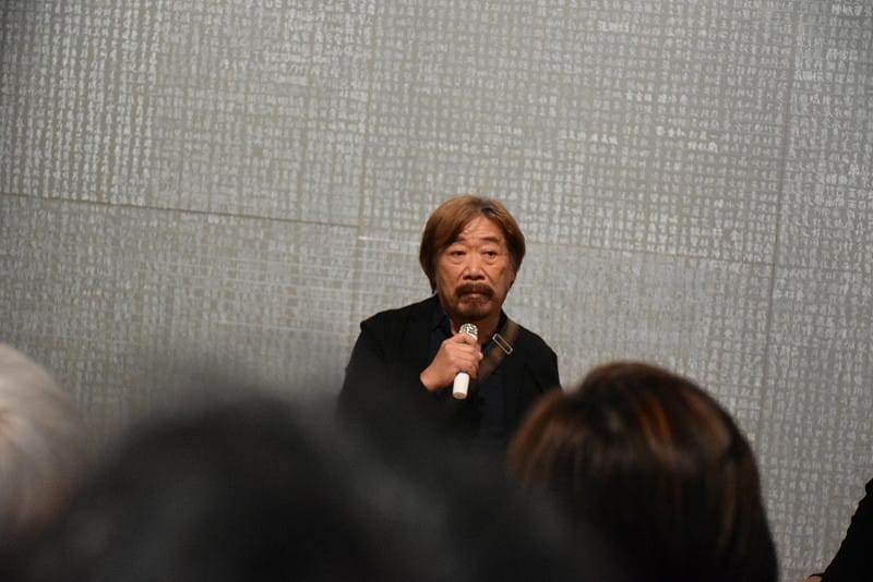 莊普親自導覽作品。&nbsp;&nbsp;&nbsp;圖：孫家銘/攝