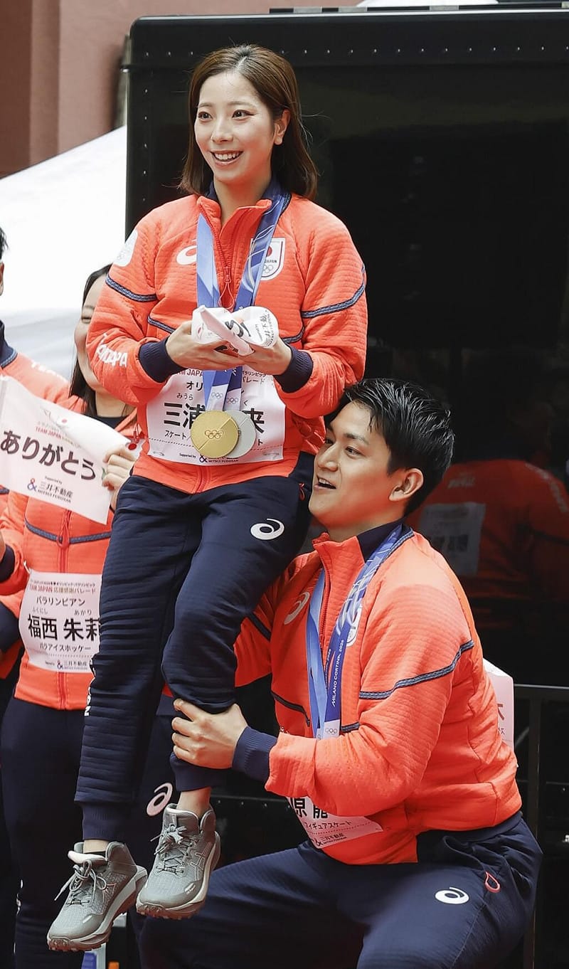 為了讓遠方觀眾看見，「璃來龍」特地進行托舉表演。（共同社）&nbsp;&nbsp;&nbsp;