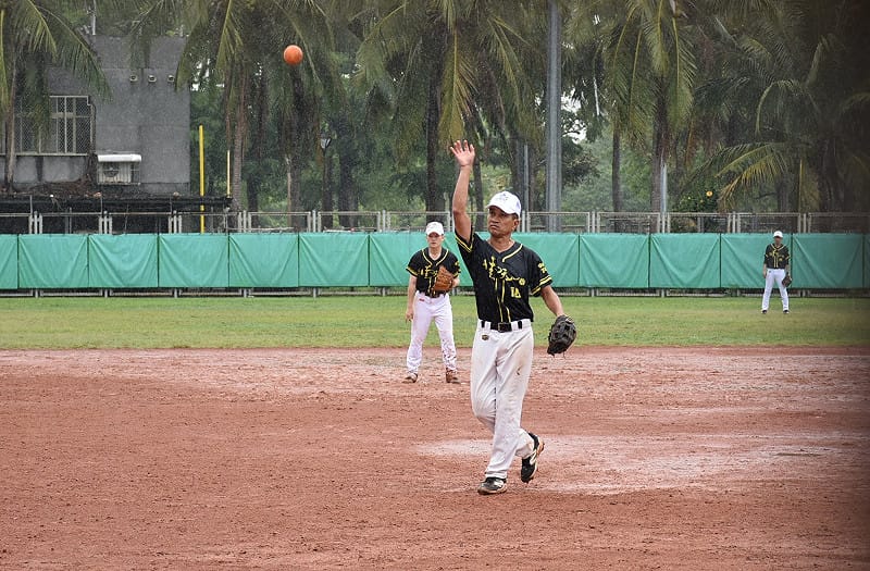 雲天宮球員場上比賽，場邊啦啦隊賣力加油。&nbsp;&nbsp;&nbsp;圖：孫家銘/攝