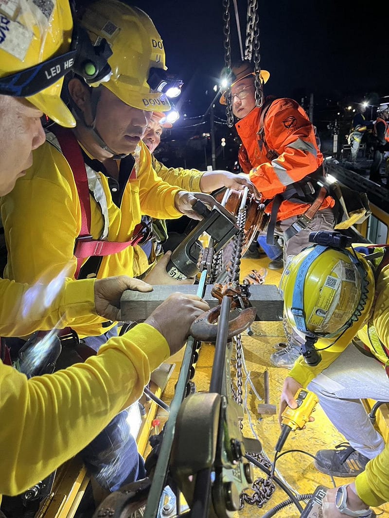 此工程為全案最大規模切換作業，涵蓋內壢站南北側共5處東西正線，整合軌道、電車線、號誌含聯鎖及行車控制等系統。&nbsp;&nbsp;&nbsp;圖：交通部鐵道局／提供