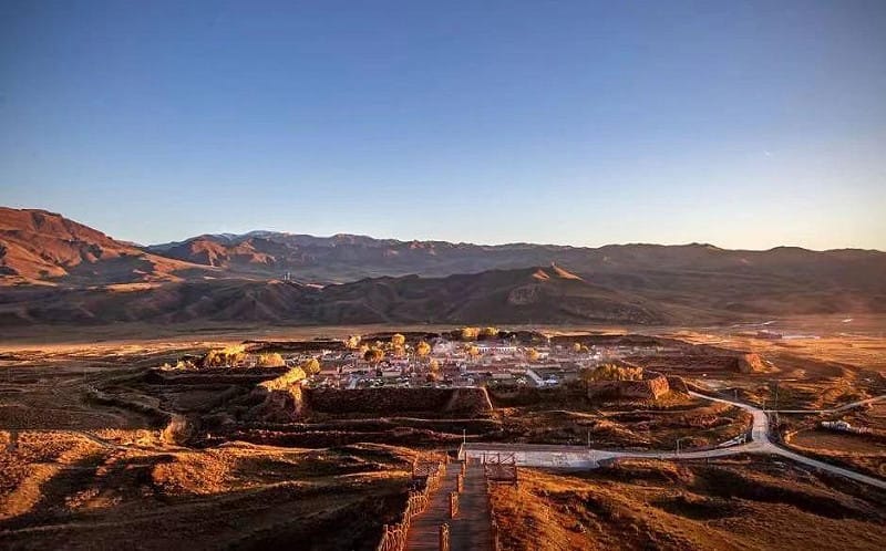  一輛載有 13 名台灣遊客的旅遊觀光車，行經甘肅省八角城景區時發生側翻。 圖：翻攝自大河票務網 