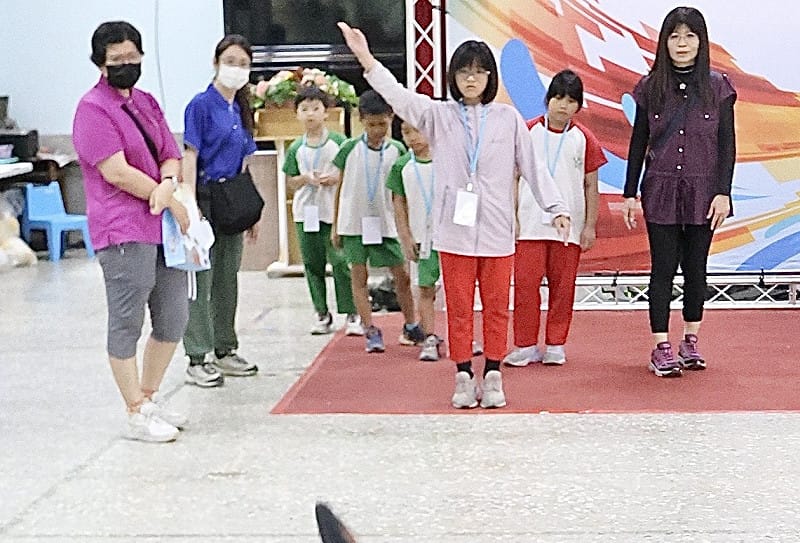 小朋友試著將「布袋包」拋進前方器具洞口，考驗手眼協調與力道控制。&nbsp;&nbsp;&nbsp;圖：高雄市教育局/提供