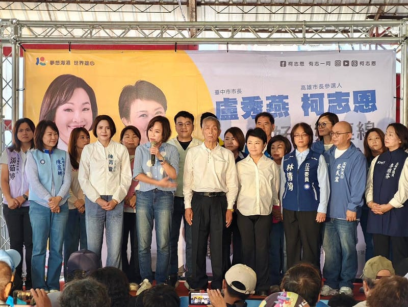 柯志恩(前排左三)、盧秀燕(前排右四)與黨籍民代於前鎮慈德宮舉辦「好媽媽連線」見面會。&nbsp;&nbsp;&nbsp;圖：柯志恩服務處/提供