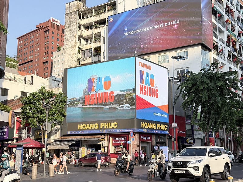 高雄國際觀光形象廣告於越南胡志明市阮惠步行街播放。 &nbsp;&nbsp;&nbsp;圖：高雄市觀光局/提供