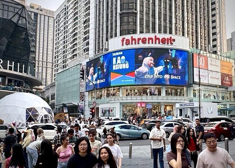 高雄國際觀光形象廣告於馬來西亞吉隆坡Fahrenheit 88購物中心播放。&nbsp;&nbsp;&nbsp;圖：高雄市觀光局/提供