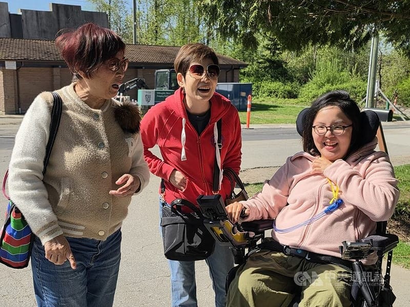 大溫哥華同鄉會會長吳清桂（左1）和秘書長房世伶（左2）很開心看到王丰越來越好，並將之前發動募款幫助王丰的總善款55,914加元（約台幣127萬元）支票致贈王丰。中央社記者程愛芬溫哥華攝　115年4月26日&nbsp;&nbsp;&nbsp;