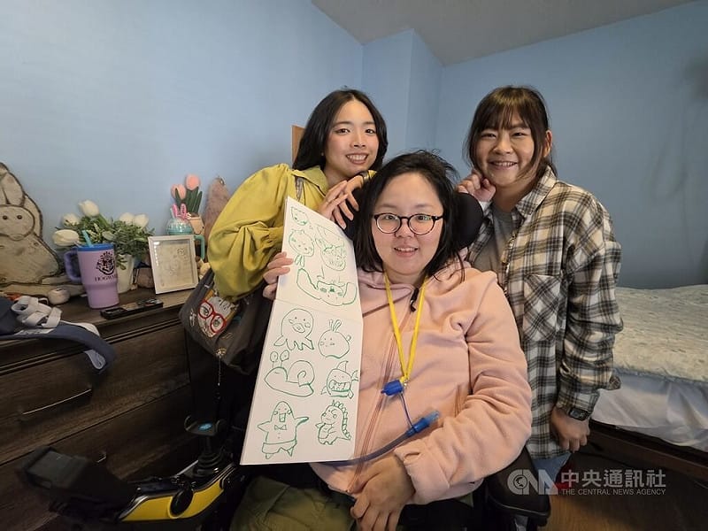 王丰在加拿大最親密的兩位朋友－嚴啟仁（左）和林芮嘉（右）看到王丰從死到生，說過去這一年真的是充滿眼淚和歡笑。中央社記者程愛芬溫哥華攝　115年4月26日&nbsp;&nbsp;&nbsp;