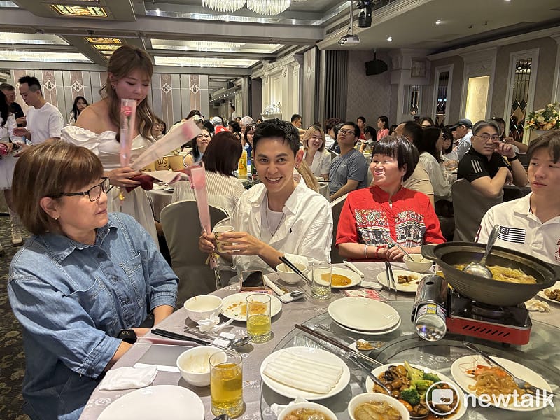 席開26桌宴請員工和家屬，並致贈康乃馨。&nbsp;&nbsp;&nbsp;：唐復年/攝