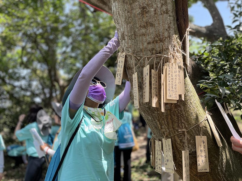 參與種樹的民眾，親筆在竹片上寫上祝福祈願語並掛在樹上。&nbsp;&nbsp;&nbsp;圖：主辦單位/提供