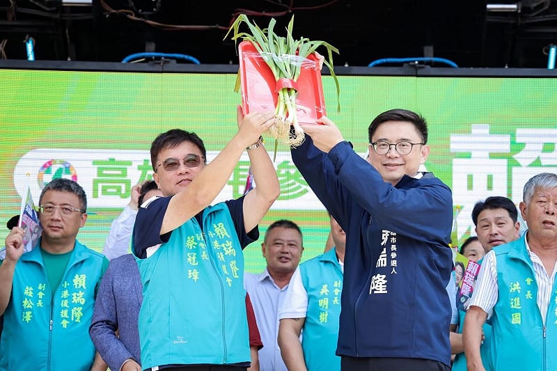 小港後援會預祝賴瑞隆(前排右)凍蒜。&nbsp;&nbsp;&nbsp;圖：賴瑞隆服務處/提供