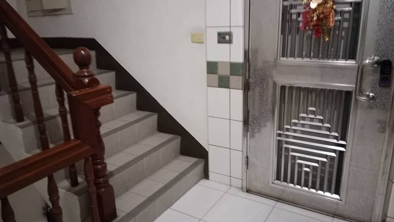 不少住宅大樓外開式防盜鐵門直接擋住逃生樓梯出路。&nbsp;&nbsp;&nbsp;圖：孫家銘/攝