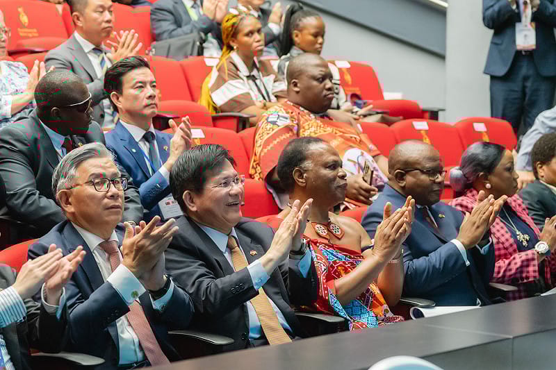 外交部長林佳龍（前左2）出訪史瓦帝尼，見證台灣廠商簽署投資TIIP意向書。&nbsp;&nbsp;&nbsp;圖：取自林佳龍臉書