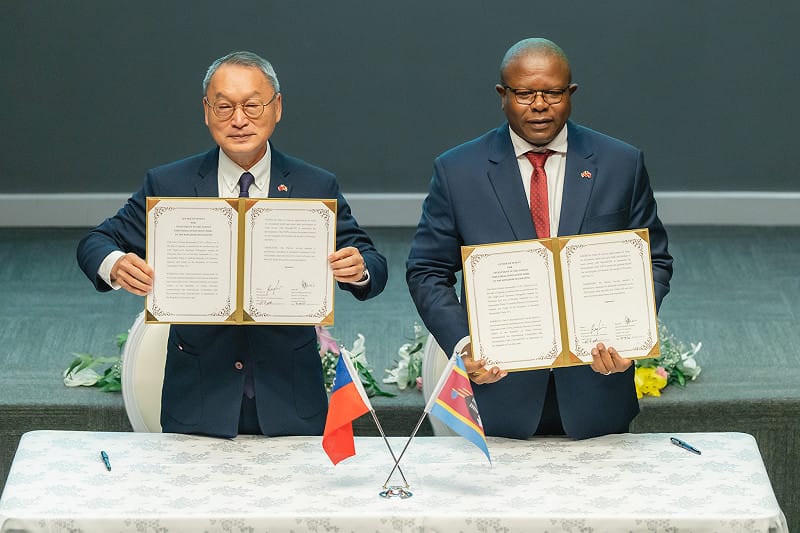 林佳龍見證台灣廠商簽署投資「台灣產業創新園區」（TIIP）意向書；右為史瓦帝尼商工貿易部長庫馬羅（Manqoba Khumalo）。&nbsp;&nbsp;&nbsp;圖：取自林佳龍臉書