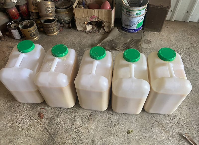 有不法毒品集團以鋼鐵製品名義，自中國進口一批約160公斤製毒化學品入境，警方破獲桃園市偏遠山區鐵皮屋製毒所，查扣相關贓證物。（民眾提供）中央社記者趙麗妍傳真　115年4月27日&nbsp;&nbsp;&nbsp;