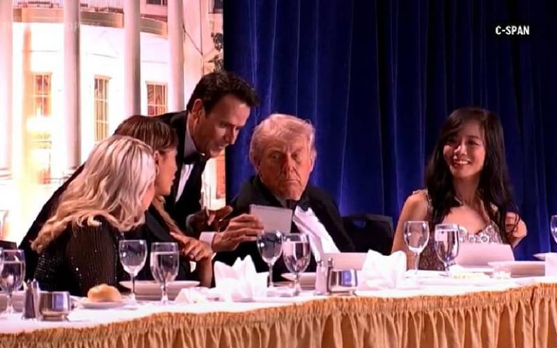 美國白宮記者協會主席姜偉嘉（右）晚宴中就坐在川普身旁 。&nbsp;&nbsp;&nbsp;圖 : 截圖自 C-Span畫面