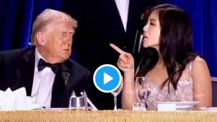  美國白宮記者協會主席姜偉嘉（右）晚宴中她手指著川普。 圖 : 影片截圖 