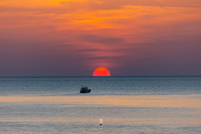 橘紅色光線和湛藍水面結合，呈現如油畫般迷人的風景。&nbsp;&nbsp;&nbsp;圖：取自鄭明典臉書