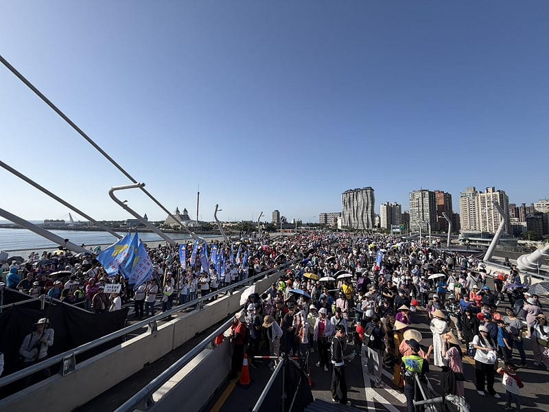 昨(26)日淡江大橋開放遊客上橋引起關注，加上晴空萬里的天氣，吸引萬人遊行畫面壯觀。&nbsp;&nbsp;&nbsp;圖：交通部公路局／提供