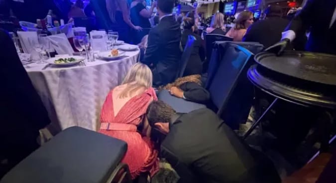  白宮晚宴槍擊事件發生後，現場賓客紛紛躲在桌子下面避難。 圖 : 翻攝自鳳凰網 