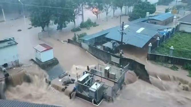  廣西欽洲市大淹水，低窪地區驚見「瀑布」。 圖 : 翻攝自大風新聞 