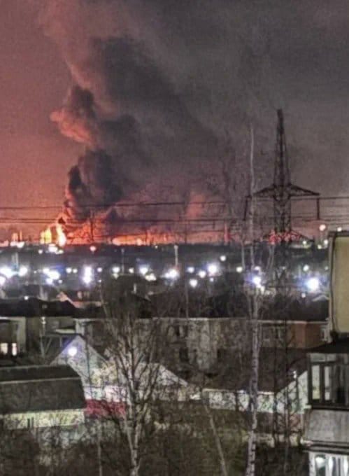 俄羅斯煉油設施遭攻擊後引發爆炸與大火，夜空一度被火光照亮。 圖：翻攝自 X @BreakingAlert_