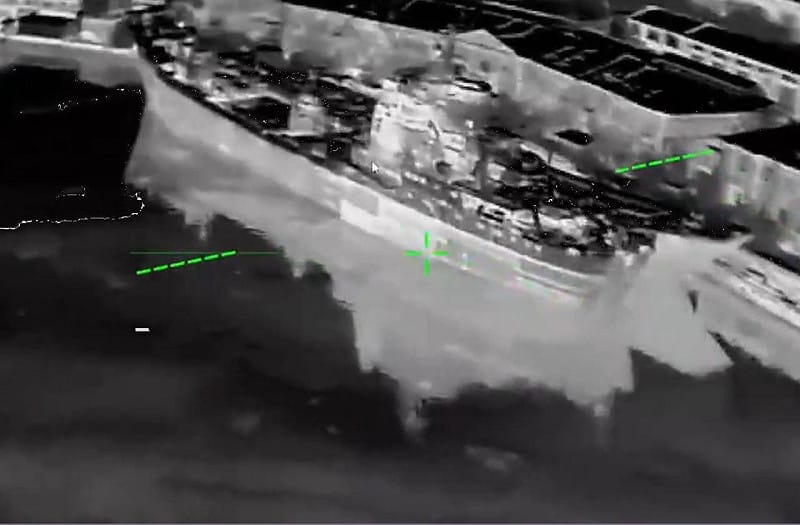 夜間影像顯示克里米亞港區船艦遭烏軍無人機襲擊。&nbsp;&nbsp;&nbsp;圖：翻攝自 X @NSTRIKE1231