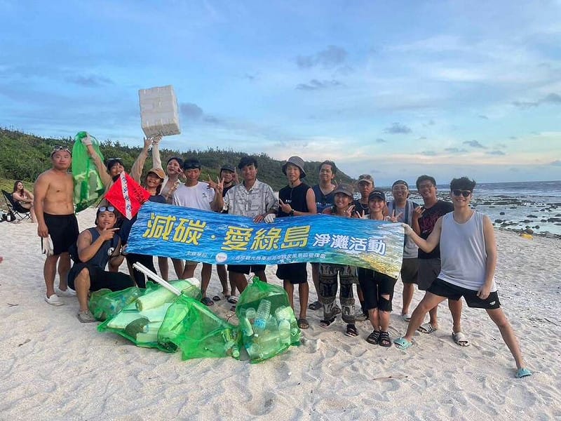 遊客自發性淨灘，還給大自然最純淨的原始生態。&nbsp;&nbsp;&nbsp;圖：交通部觀光署東部海岸風景區管理處／提供