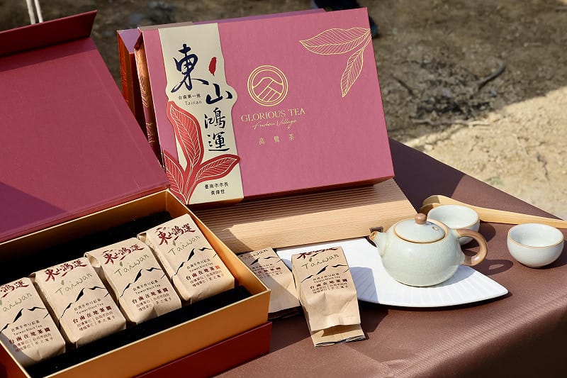 「茶之魔手」以友善耕作模式於東山區經營茶葉面積達15公頃。本年首批採收品種「四季春」茶菁達480公斤，並透過意精研有限公司獨創技術精製成紅茶，並包裝成限量「東山鴻運」紅茶禮盒，贈予市府交流推廣，共同展現台南農業實力。&nbsp;&nbsp;&nbsp;圖：台南市政府提供