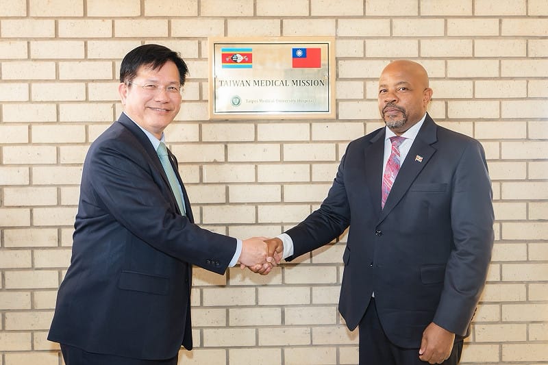  總統特使林佳龍與史國衛生部長馬策布拉（Mduduzi Matsebula）共同揭牌我駐史醫療團在曼齊尼政府醫院（Manzini Government Hospital）成立的智慧醫療示範區。 圖：外交部提供 